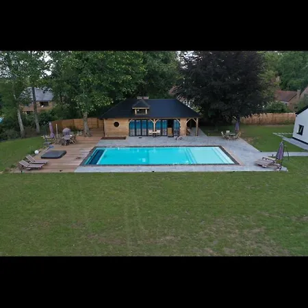 シャレー Magnifique En Bois Avec Piscine Et Jacuzzi Court-Saint-Étienne