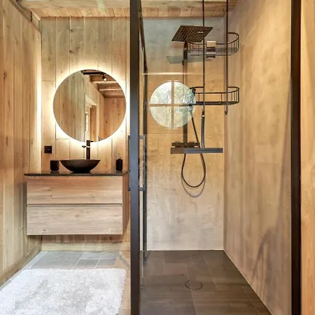 Magnifique En Bois Avec Piscine Et Jacuzzi Court-Saint-Étienne