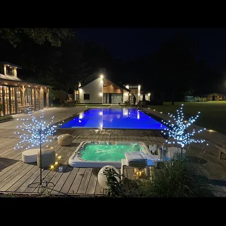 シャレー Magnifique En Bois Avec Piscine Et Jacuzzi Court-Saint-Étienne