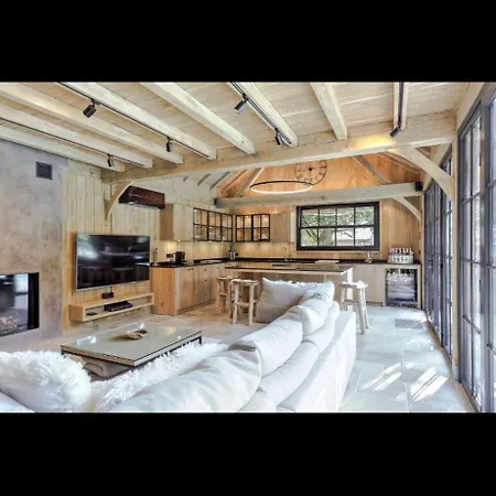 Magnifique En Bois Avec Piscine Et Jacuzzi Chalet
