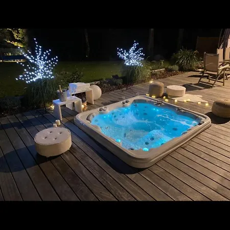 Magnifique En Bois Avec Piscine Et Jacuzzi Chalet *