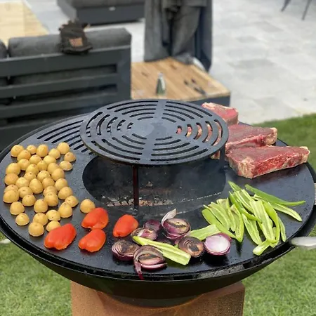 シャレー Magnifique En Bois Avec Piscine Et Jacuzzi Court-Saint-Étienne