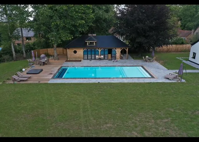 Chalet Magnifique En Bois Avec Piscine Et Jacuzzi Court-Saint-Etienne