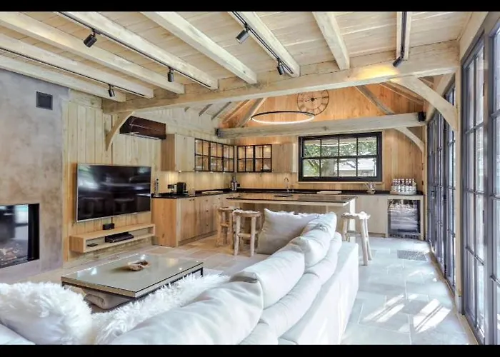 Magnifique En Bois Avec Piscine Et Jacuzzi Chalet